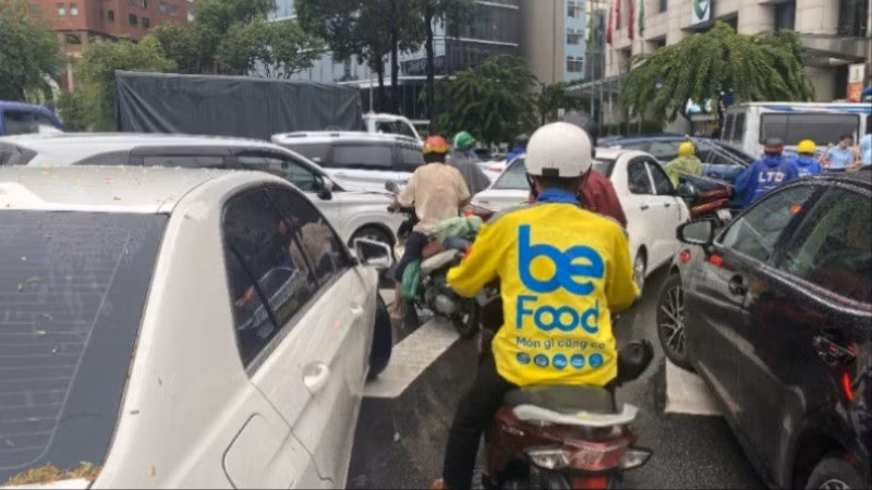 Chiều 27/6, các phương tiện "chôn chân" tại khu vực vòng xoay Công trường Mê Linh, Quận 1. (Ảnh: QUÝ HIỀN)