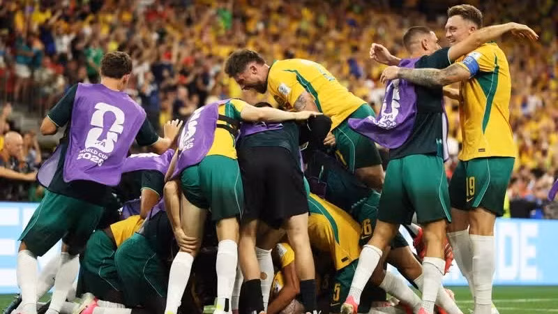Niềm vui của các tuyển thủ Australia khi chiến thắng 2-0 trước Thổ Nhĩ Kỳ. (Ảnh: FIFA)