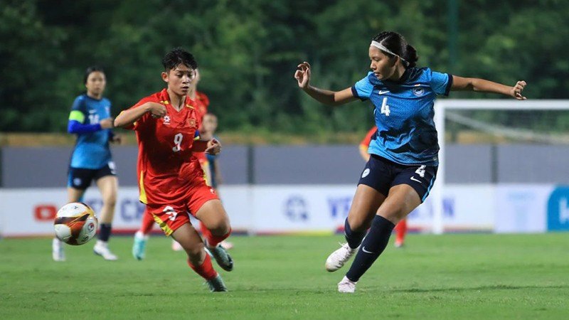 U20 nữ Việt Nam (áo đỏ) giành chiến thắng đậm trước U20 nữ Singapore. (Ảnh: VFF)