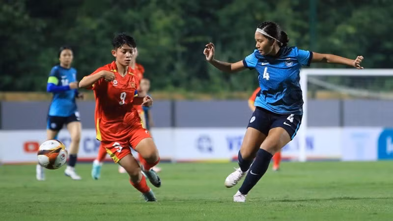U20 nữ Việt Nam (áo đỏ) giành chiến thắng đậm trước U20 nữ Singapore. (Ảnh: VFF)