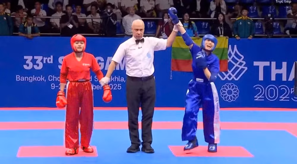Võ sĩ Kickboxing Hoàng Thị Thùy Giang (áo xanh) đoạt Huy chương Vàng môn Kickboxing, nội dung Point Fighting. 