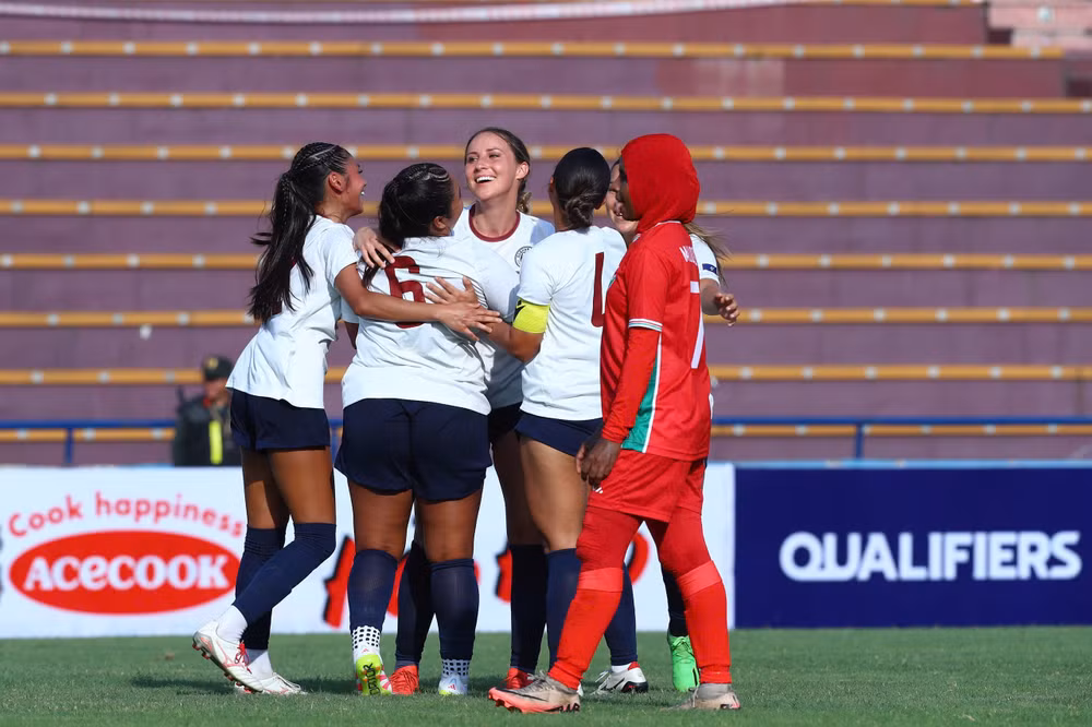 Các cầu thủ Guam ăn mừng bàn thắng. (Ảnh: VFF)