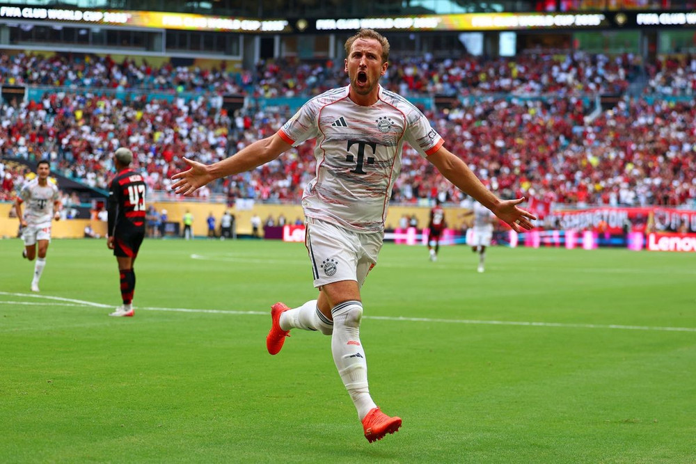 Harry Kane vẫn chứng tỏ vai trò thủ lĩnh trên hàng công Hùm Xám. (Ảnh: BMFC) 10.jpg