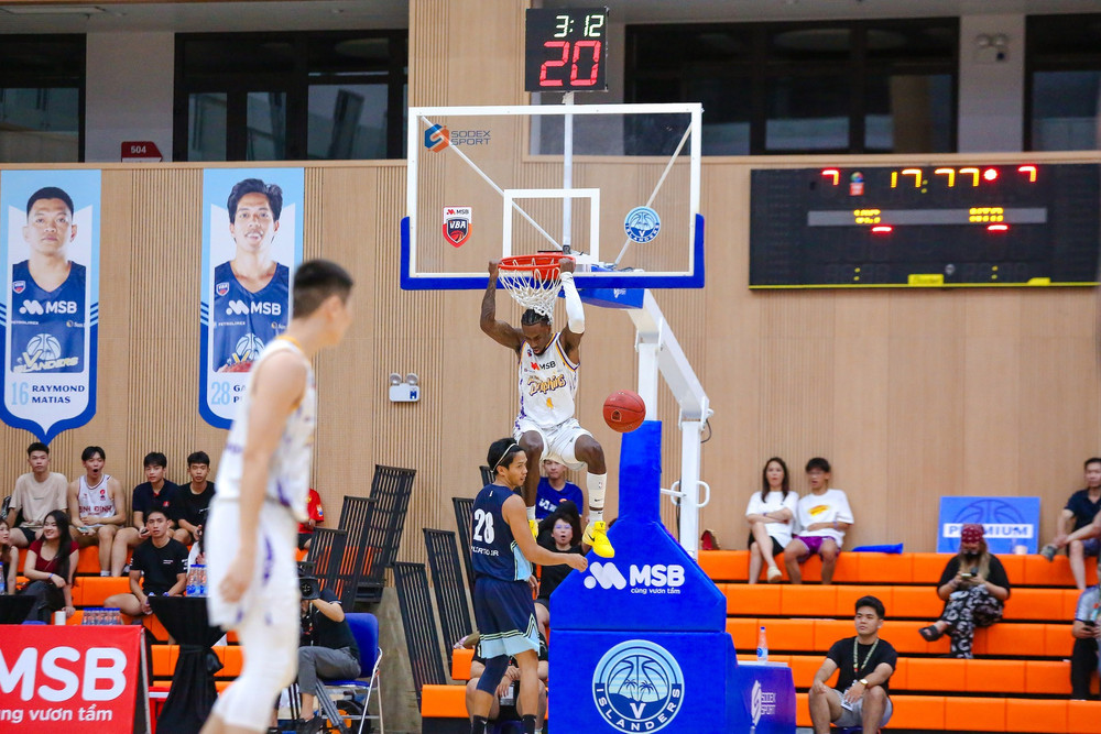 Jaylyn Richardson úp rổ ghi điểm cho Nha Trang Dolphins. (Ảnh: VBA) 4-jaylyn-richardson-up-ro-ghi-diem-cho-nha-trang-dolphins.jpg