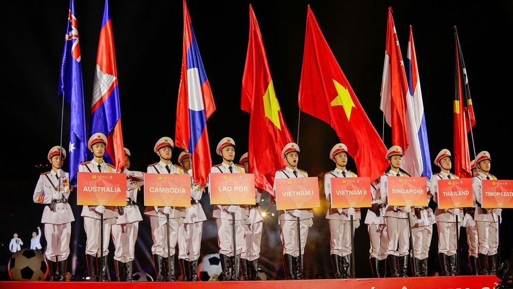 Quốc kỳ 8 đội tham dự Giải bóng đá Công an, Cảnh sát ASEAN mở rộng 2025.