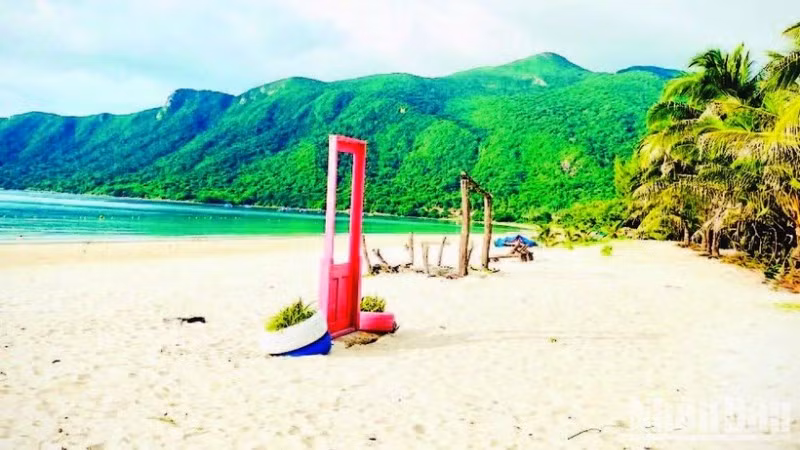 Côn Đảo có những bãi biển phẳng, cát trắng mịn và làn nước trong xanh, là điểm đến hấp dẫn du khách. 