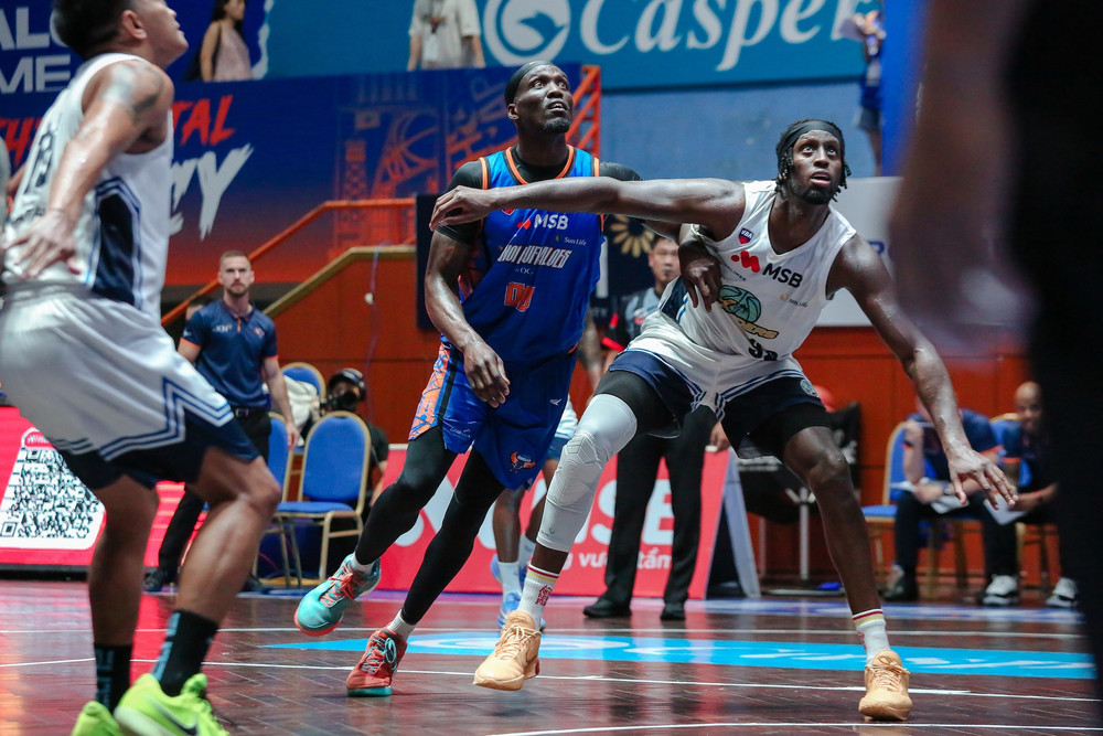 Tamyrik Fields giúp Hanoi Buffaloes dựng nên “ngọn tháp” ở khu vực bảng rổ. (Ảnh: VBA) 2-tamyrik-fields-ao-xanh-tai-xuat-sau-an-phat-cam-thi-dau-1-tran.jpg