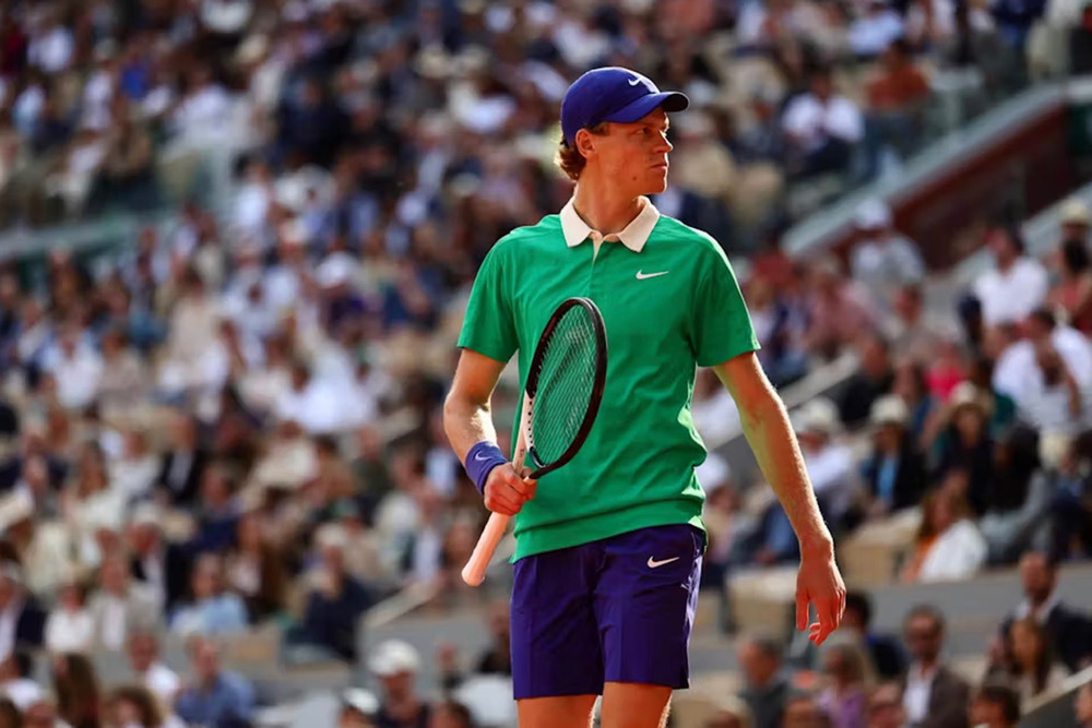Jannik Sinner nhập cuộc rất tốt. (Ảnh: FFT) aexel7h8wn-lv4rp-mah19550janniksinnerfinalesimplemessieursroland-garros2025-copy.jpg