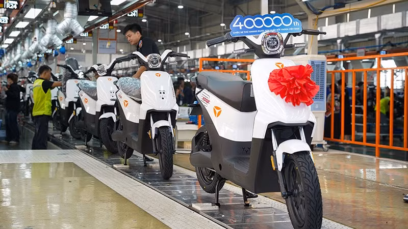 Chiếc xe máy điện thứ 400.000 của Yadea tại Việt Nam. 