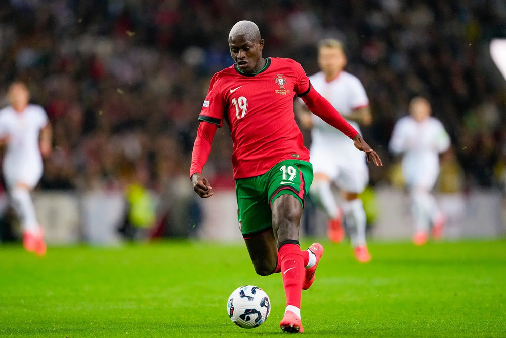 Nuno Mendes gây ấn tượng với khả năng lên công về thủ nhịp nhàng. (Ảnh: Nations League) 4.jpg