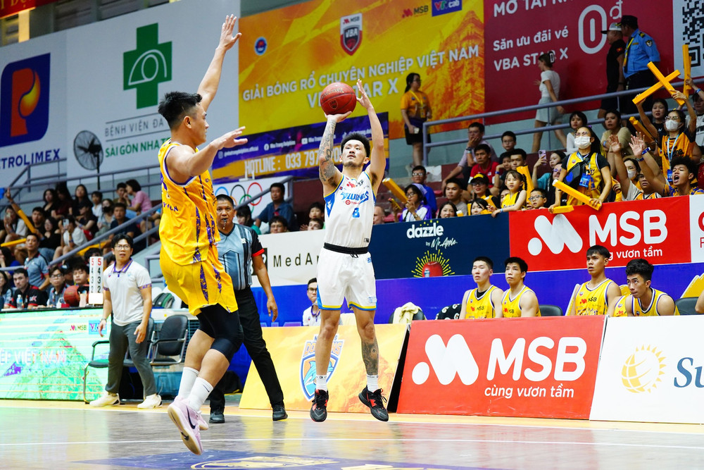 Trần Đăng Khoa ném ba điểm xuất thần ở hiệp 3 giúp City Wings giữ thế cân bằng. (Ảnh: VBA) 3-tran-dang-khoa-nem-3-diem-xuat-than-o-hiep-3-de-giup-ho-chi-minh-city-wings-giu-the-can-bang.jpg