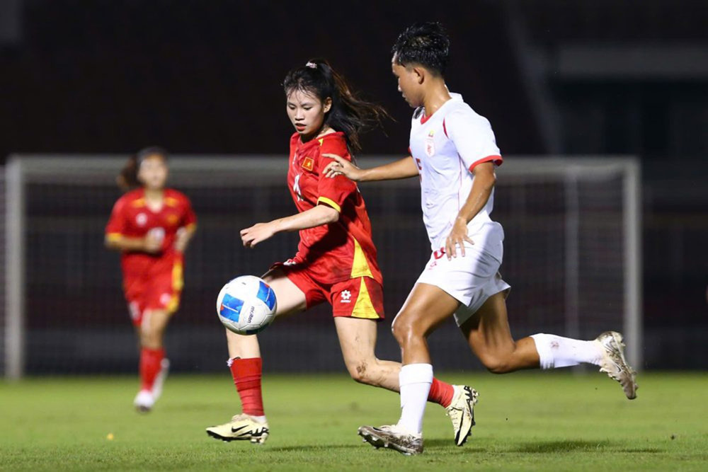 U19 nữ Việt Nam (áo đỏ) khởi đầu thuận lợi tại Giải vô địch U19 nữ Đông Nam Á 2025. (Ảnh: VFF)