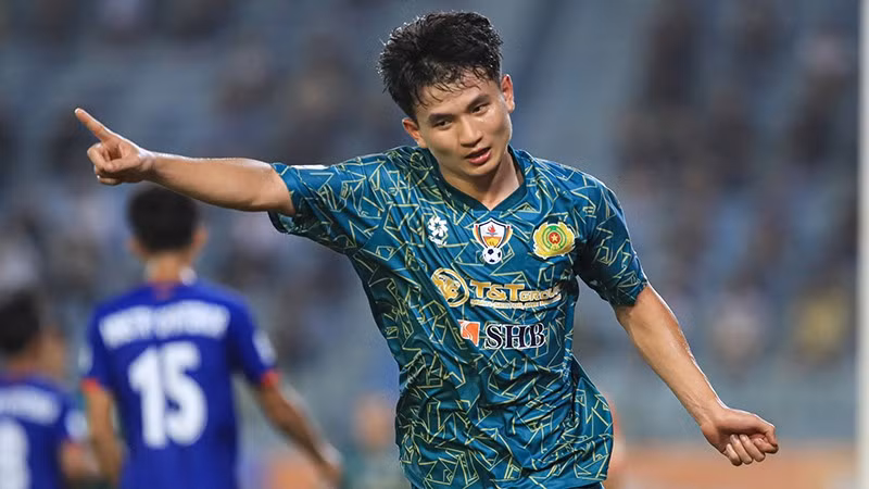 Nguyễn Đức Phú ấn định chiến thắng 4-0 cho Công an nhân dân Việt Nam II. (Ảnh: Minh Dân)