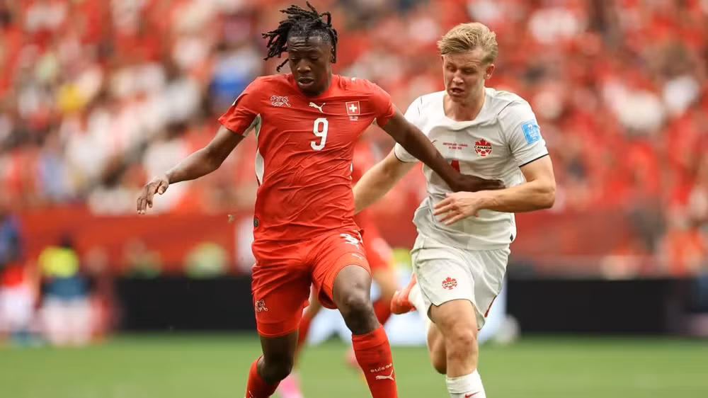 Johan Manzambi (áo đỏ) của Thụy Sĩ thi đấu bùng nổ. (Ảnh: FIFA)