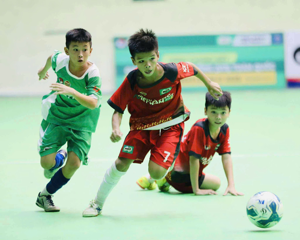 Các cầu thủ U11 Hưng Yên (áo đỏ) chứng minh bản lĩnh để giành chiến thắng sát sao 1-0 trong trận chung kết. c10909ae264daf13f65c.jpg