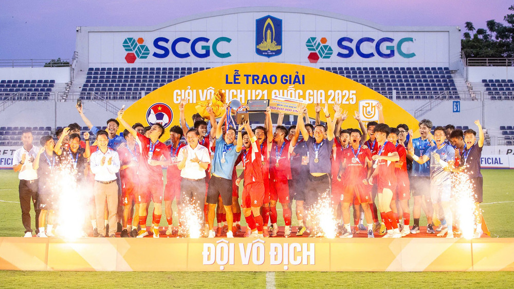 U21 PVF nâng cao chiếc cúp vô địch. (Ảnh: VFF)