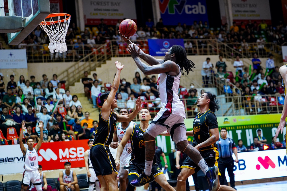 Davon Dillard dẫn dắt Saigon Heat bám sát. (Ảnh: VBA) 2-davon-dillard-len-ro-truoc-ap-luc-tu-cac-cau-thu-cantho-catfish.jpg