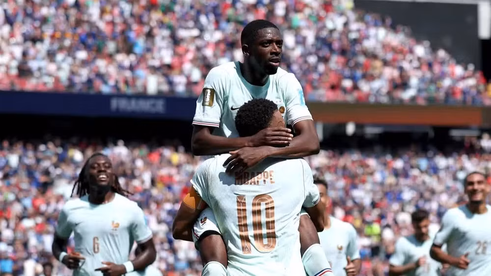 Ousmane Dembele ăn mừng cùng Kylian Mbappe. (Ảnh: FIFA)
