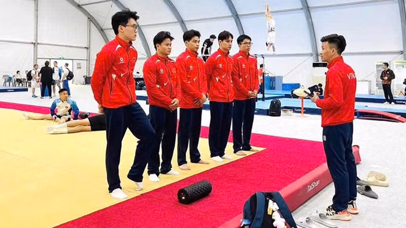 Đội tuyển thể dục dụng cụ Việt Nam trong buổi tập làm quen với sàn đấu nơi diễn ra giải thể dục dụng cụ vô địch châu Á 2025. (Ảnh: MS)