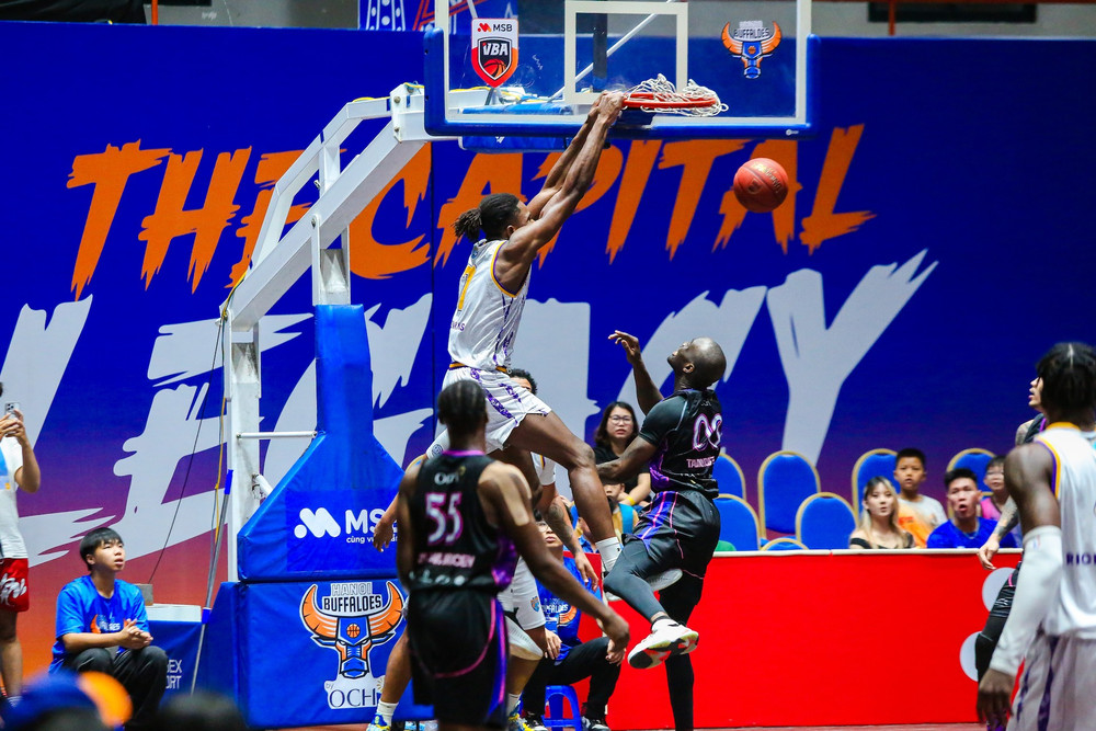 Mykal Jenkins úp rổ ghi điểm. (Ảnh: VBA) 2-mykal-jenkins-up-ro-ghi-diem-cho-nha-trang-dolphins.jpg