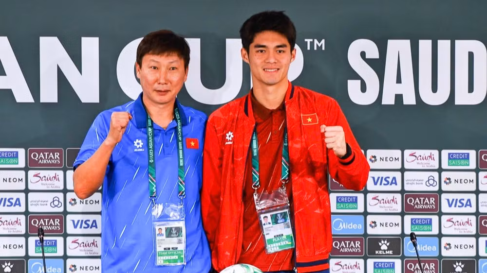 Huấn luyện viên Kim Sang Sik và thủ thành Trần Trung Kiên tại buổi họp báo diễn ra chiều 19/1. (Ảnh: VFF)