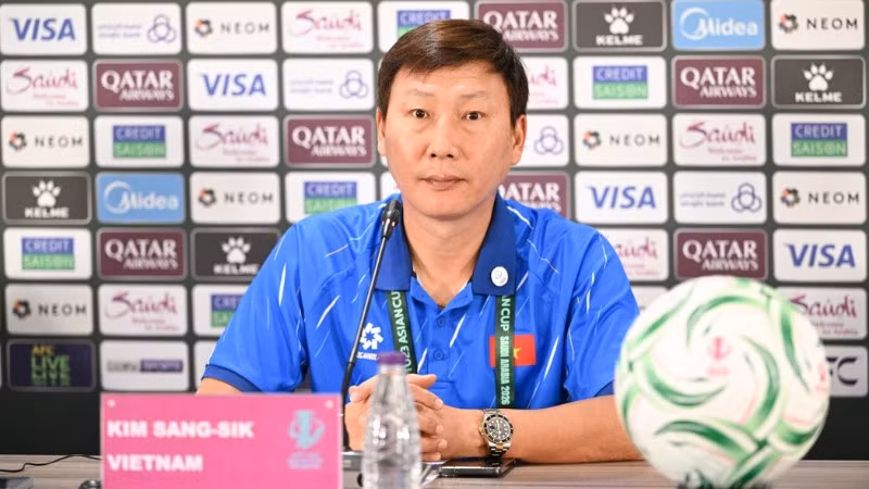 Huấn luyện viên Kim Sang Sik tại buổi họp báo trước trận tứ kết gặp U23 UAE. (Ảnh: VFF)