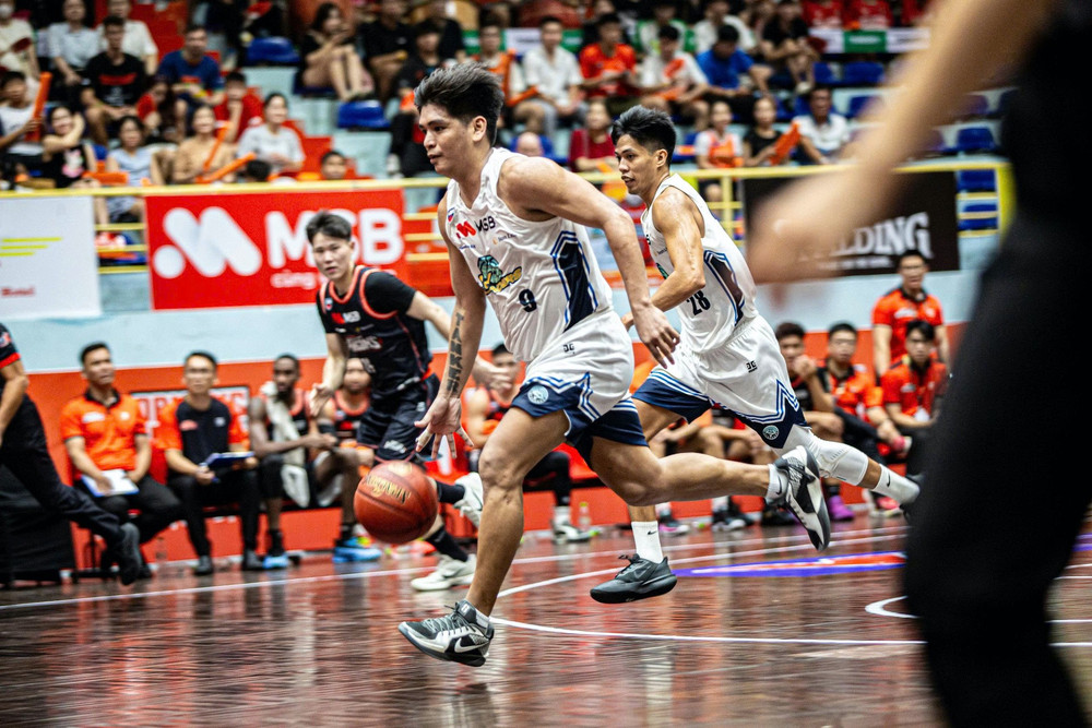 V Islanders thu hẹp khoảng cách điểm số. (Ảnh: VBA) 2-algin-andaya-dan-bong-phan-cong-cho-v-islanders.jpg