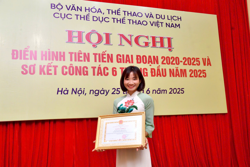 Nguyễn Thị Oanh nhận bằng khen tấm gương tiêu biểu. 34e78bc7780bcf55961a.jpg