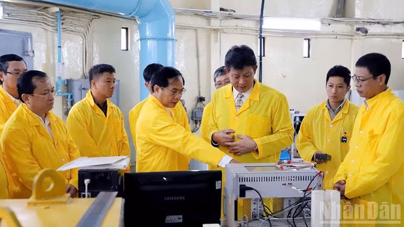 Phó Thủ tướng Bùi Thanh Sơn và đoàn công tác Chính phủ tham quan Lò phản ứng hạt nhân Đà Lạt.