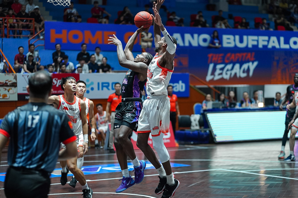 DaQuan Bracey đột phá khu vực dưới rổ. (Ảnh: VBA) 2-vba.jpg