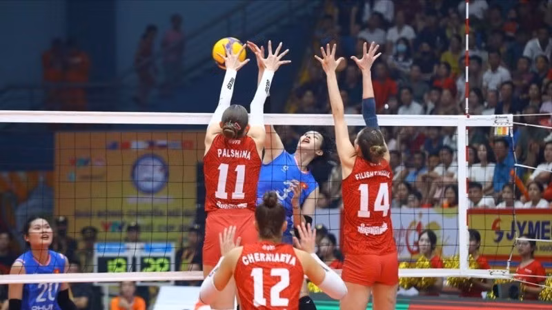 Đội tuyển bóng chuyền nữ Việt Nam đối đầu câu lạc bộ Korabelka, tối 5/7.