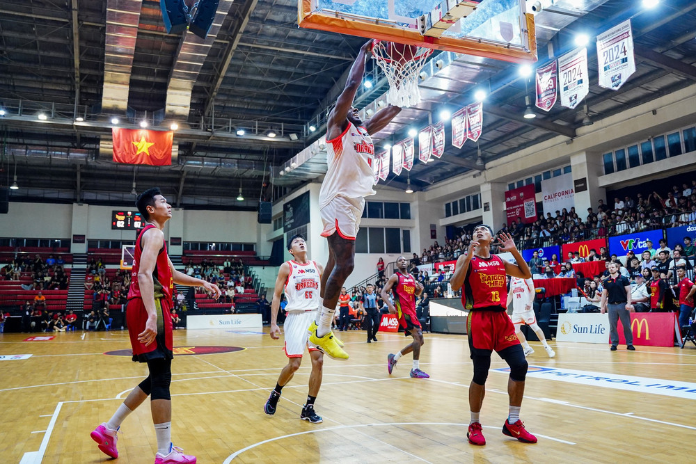 Karachi Edo úp rổ ghi điểm cho Danang Dragons. (Ảnh: VBA) 4-karachi-edo-up-ro-ghi-diem-cho-danang-dragons.jpg