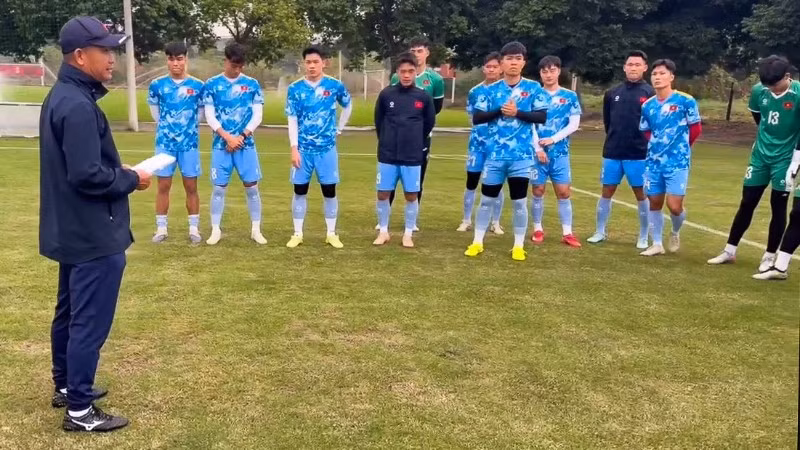 Ban huấn luyện dặn dò các cầu thủ U22 Việt Nam trong buổi tập. (Ảnh: VFF)