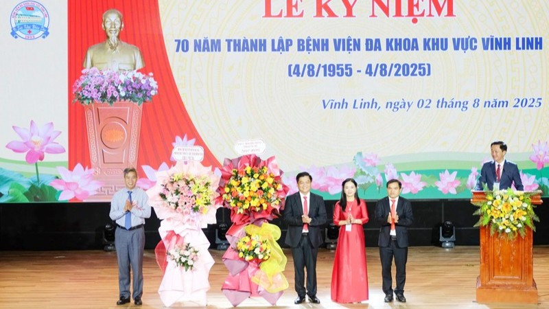 Phó Bí thư Tỉnh ủy, Chủ tịch Hội đồng nhân dân tỉnh Nguyễn Đăng Quang tặng hoa chúc mừng tập thể cán bộ, nhân viên Bệnh viện đa khoa khu vực Vĩnh Linh.