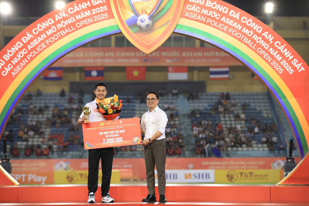 Đại diện Ban Tổ chức trao danh hiệu Thủ môn xuất sắc nhất. 21d36a9fa56c13324a7d.jpg
