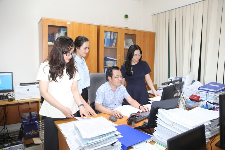 Trao đổi nghiệp vụ về chuyển đổi số ngành Kiểm tra Đảng tại Phòng Chuyển đổi số và công nghệ thông tin, Cơ quan UBKT Trung ương. (Ảnh: MẠNH TIẾN) dv.jpg
