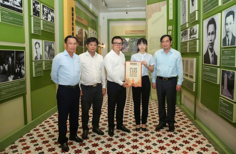 Đồng chí Lê Quốc Minh trao tặng khu di tích ấn phẩm đặc biệt kỷ niệm 100 năm báo chí Cách mạng Việt Nam của Báo Nhân Dân. dclqm.jpg