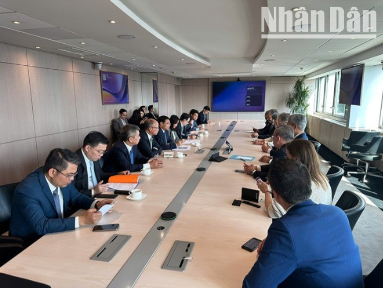Bộ trưởng Nguyễn Văn Thắng làm việc với lãnh đạo Ngân hàng BRED Banque Populaire. phap4-3622.jpg