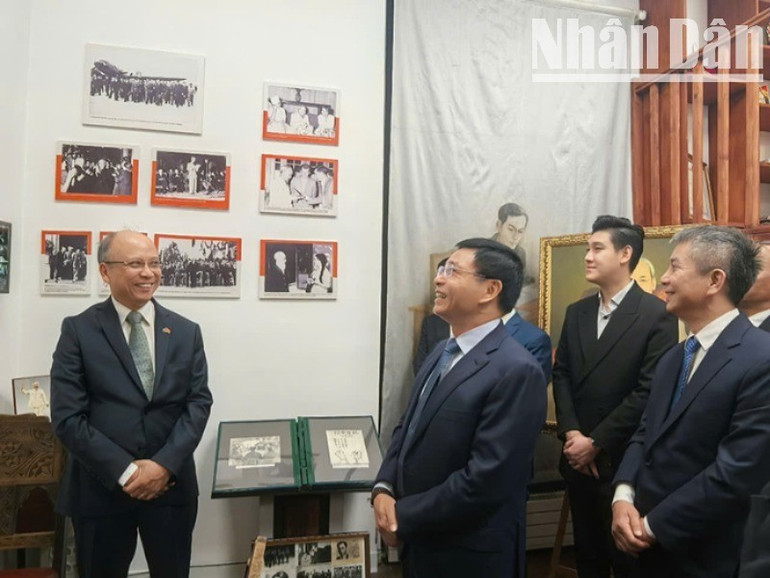 Bộ trưởng Nguyễn Văn Thắng và Đại sứ Việt Nam tại Pháp Đinh Toàn Thắng thăm Không gian Hồ Chí Minh Bảo tàng Lịch sử Sống. phap2-6820.jpg