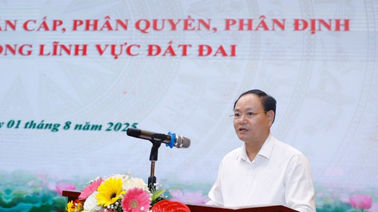 Thứ trưởng Lê Minh Ngân phát biểu tại Hội nghị tập huấn toàn quốc về phân cấp, phân quyền trong lĩnh vực đất đai. hn1.jpg
