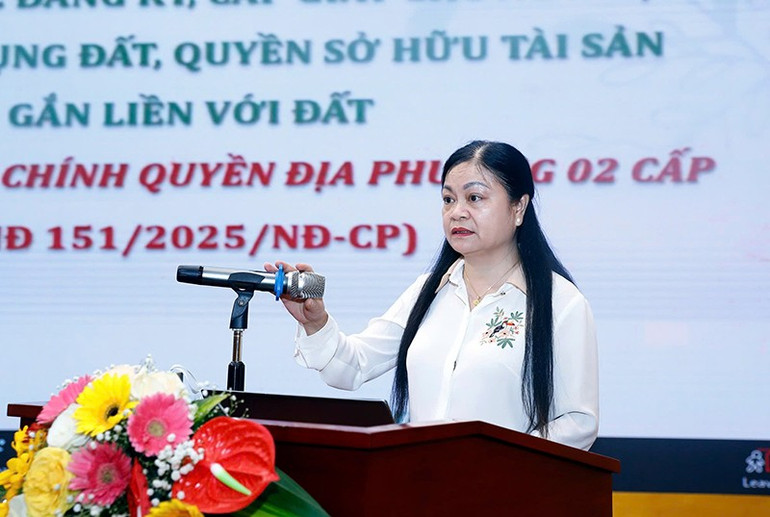 Bà Phạm Thị Thịnh, Trưởng Phòng Đo đạc và Đăng ký đất đai phát biểu tại Hội nghị. bathinh.jpg