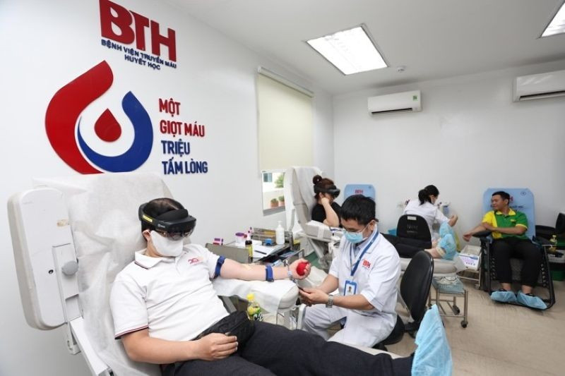 Anh Nguyễn Vĩnh An cho biết công nghệ thực tế ảo tích hợp khiến trải nghiệm hiến máu trở nên thú vị hơn. hienmau2.jpg