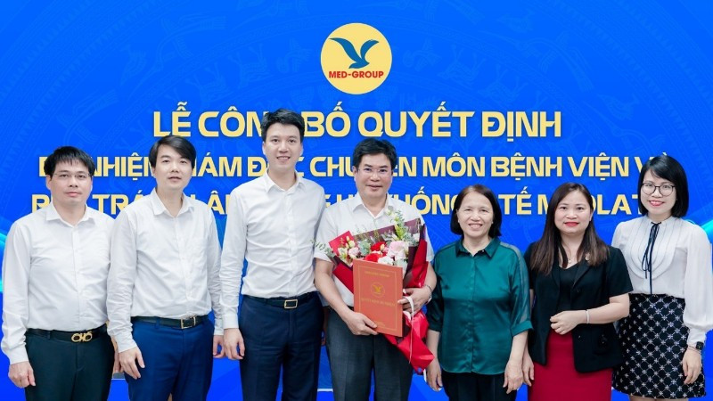 PGS.TS.BSCC Phạm Đình Đài chụp ảnh lưu niệm cùng Chủ tịch Hội đồng quản trị và Ban Tổng Giám đốc MED-GROUP. picture2-7952.jpg