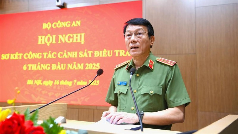 Thay mặt Đảng ủy Công an Trung ương, Bộ Công an, Bộ trưởng Lương Tam Quang biểu dương, chúc mừng các thành tích, chiến công mà lực lượng Cảnh sát điều tra đã đạt được trong thời gian qua. (Ảnh: Cổng TTĐT Bộ Công an)