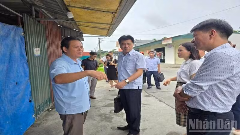 Tổ công tác Chi cục an toàn vệ sinh thực phẩm tỉnh Hưng Yên xuống hiện trường xác minh vụ việc.