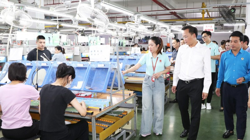Đồng chí Nguyễn Hữu Nghĩa - Bí thư Tỉnh uỷ Hưng Yên thăm hoạt động sản xuất ở Công ty TNHH giày Ngọc Tề, tỉnh Hưng Yên.