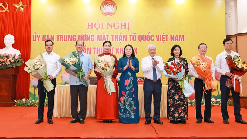 Các đồng chí Đỗ Văn Chiến, Nguyễn Thị Thu Hà (thứ 4 và 5 từ phải sang) tặng hoa chúc mừng các đồng chí là Phó Chủ tịch Ủy ban Trung ương Mặt trận Tổ quốc Việt Nam khóa X, nhiệm kỳ 2024-2029.