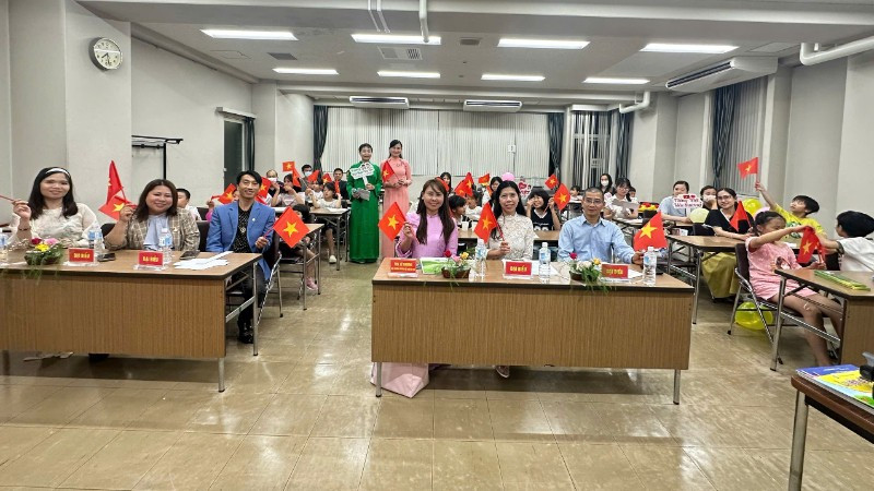 Buổi lễ khai giảng tại điểm trường Sakai có sự tham gia của đại diện Tổng Lãnh sự quán Việt Nam tại Osaka, Hội Người Việt Nam tại thành phố Sakai, giáo viên, phụ huynh và đông đảo học sinh người Việt tại Nhật Bản. 38d5a955656ad3348a7b-8849.jpg