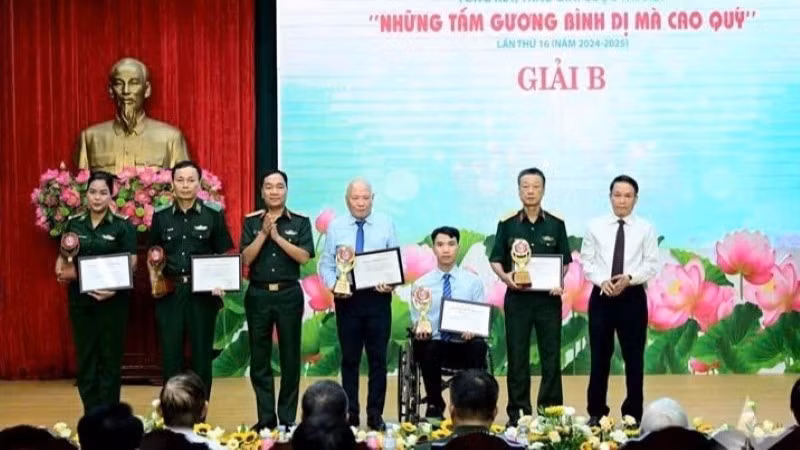 Nhà văn Châu La Việt (người đứng giữa) là nguyên mẫu nhân vật bài viết "Châu La Việt - Văn và đời luôn là người lính" của tác giả Nguyễn Thanh Tú đoạt Giải nhì Cuộc thi viết "Những tấm gương bình dị mà cao quý" năm 2024-2025. (Ảnh: QĐND)