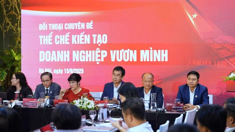 Các chuyên gia, đại diện các bộ, ngành, đơn vị thảo luận về hướng hỗ trợ doanh nghiệp tại Diễn đàn Kinh tế tư nhân Việt Nam năm 2025.